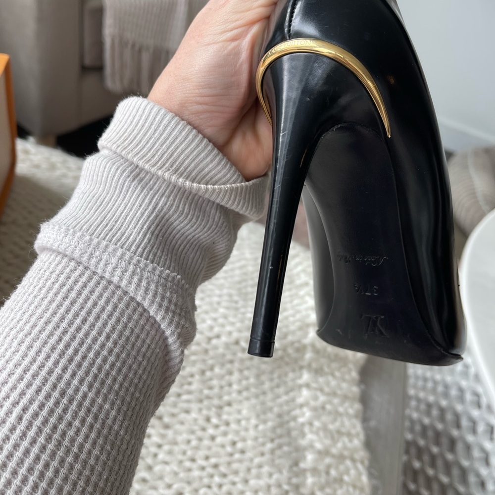 Louis Vuitton Pumps🖤 - Picture 3 of 5